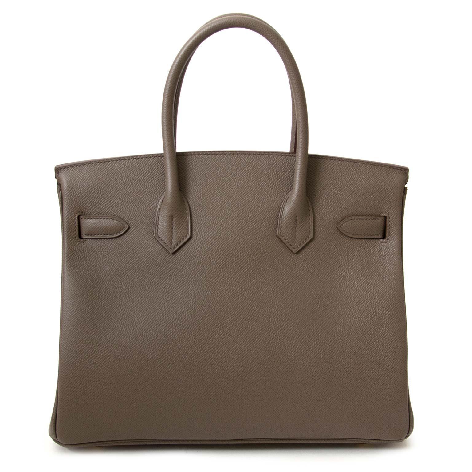Brand New

Hermès Birkin 30 Epsom Gris Etain GHW

This Hermès Birkin bag comes in a beautiful Greyish color. The bag is crafted out of Epsom leather which is a very ridgid and structures leather type. It's almost 100% scratch resistant and holds its