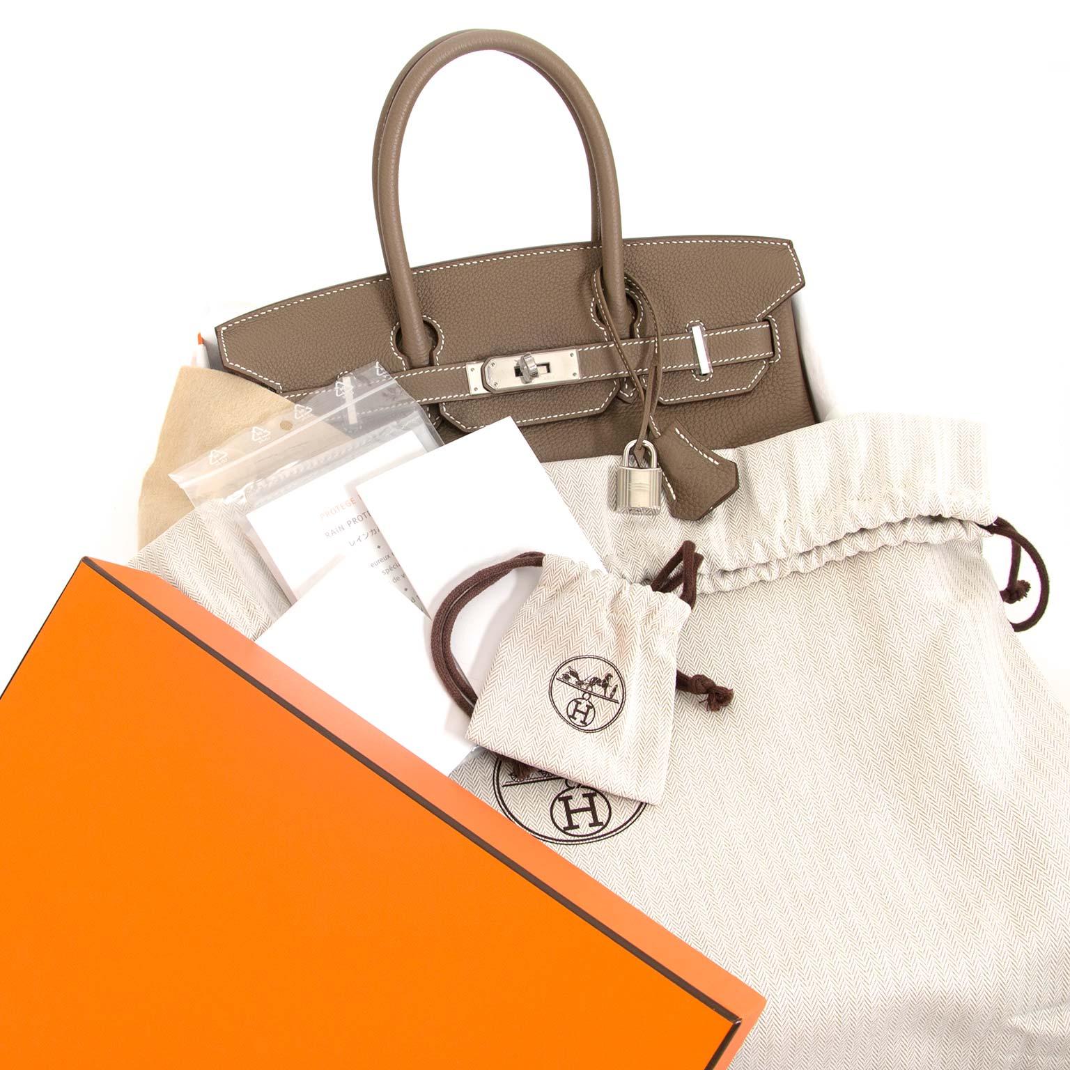 BRAND NEW Hermès Birkin 30 Etoupe Togo PHW
Skip the waiting list and get your hands on the most iconic bag of all time: the Hermès Birkin.
This Hermès Birkin in veau togo comes in a gorgeous neutral 'Etoupe' color and features striking palladium