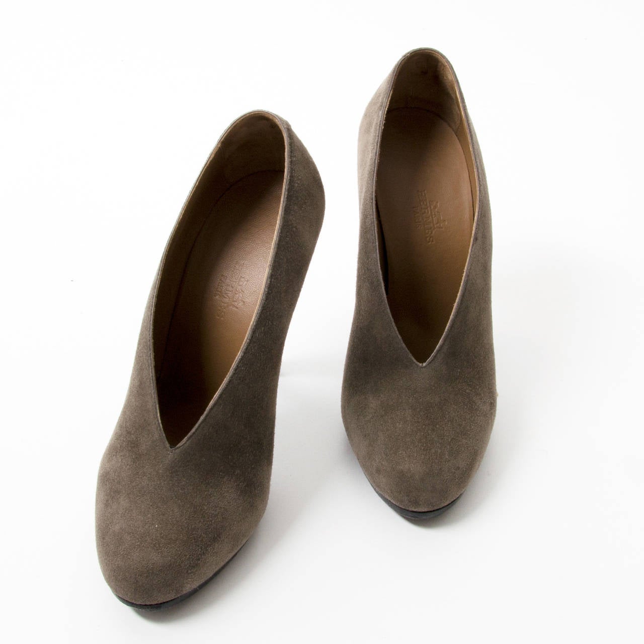 The products of the house of Hermès are known for their superior quality and craftsmanship. This is also very noticeable when it comes to Hermès shoes. This pair of ankle pumps comes in a beautiful taupe suede material and the lining is in a very