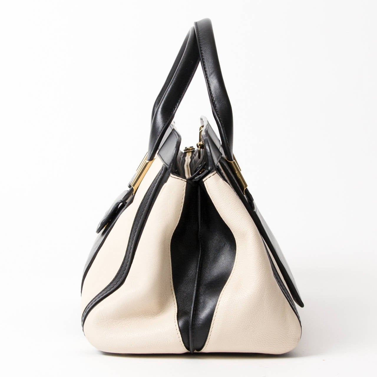 Chloé 'Alice' Leather tote in off-white and black in sheep and calf leather with gold hardware.

Two top handles and zip closure.

Front pocket with snap-fastening.

This bag is a versatile everyday choice.