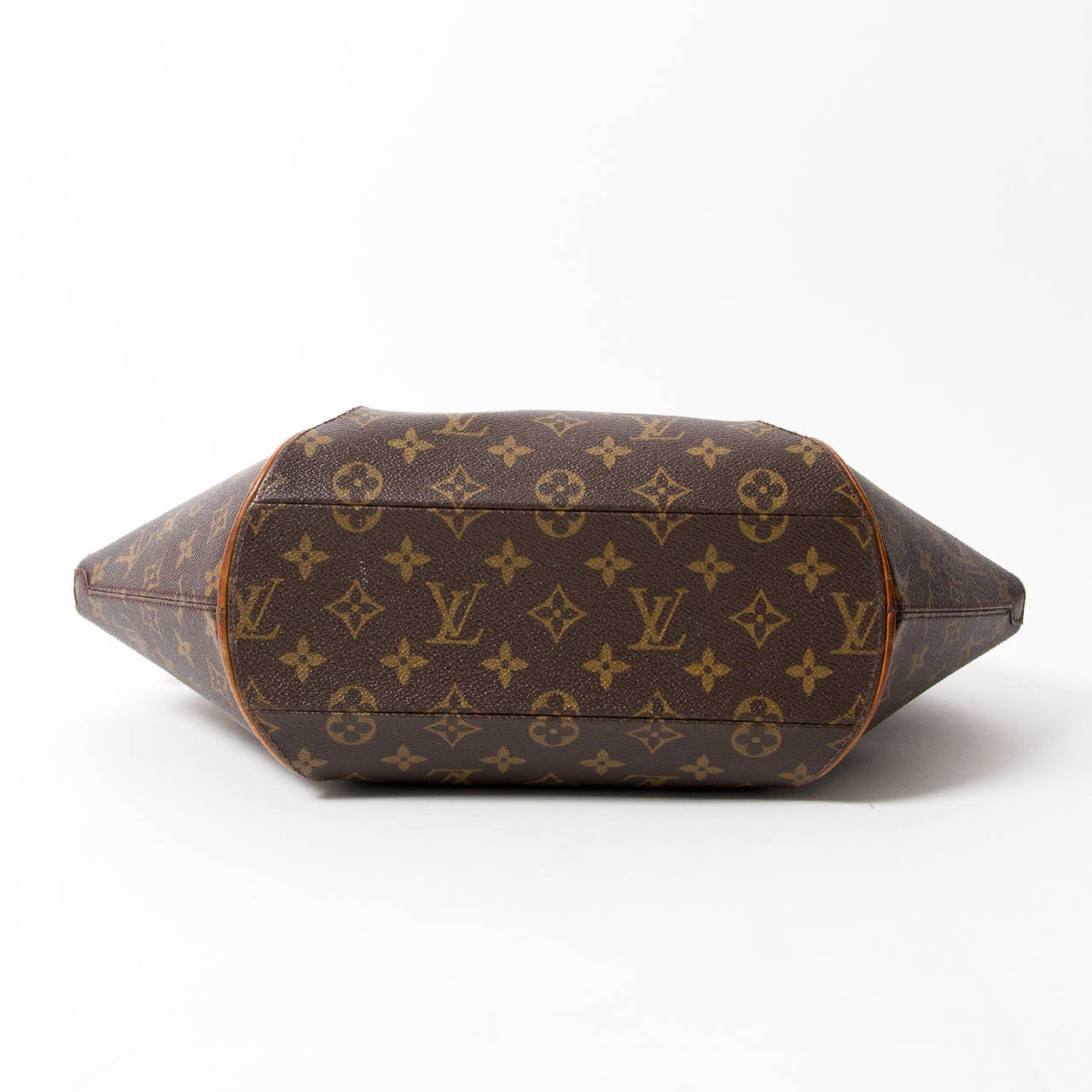 Beautiful Louis Vuitton Ellipse shoulder bag with the iconic LV monogram.

Top zip closure with lock and long shoulder straps. One pocket with zip on the front.

This bag is no longer available in Louis Vuitton stores worldwide.