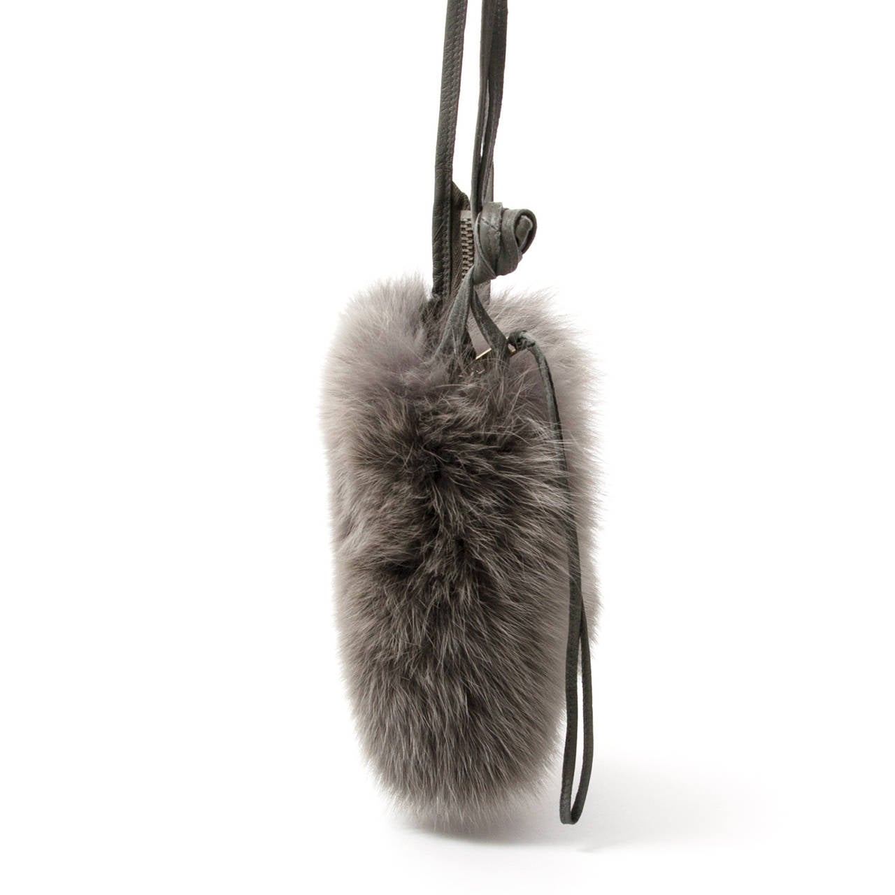 Small leather shoulder bag in grey fox fur.

Shoulder strap with two leather strands and top zip closure.