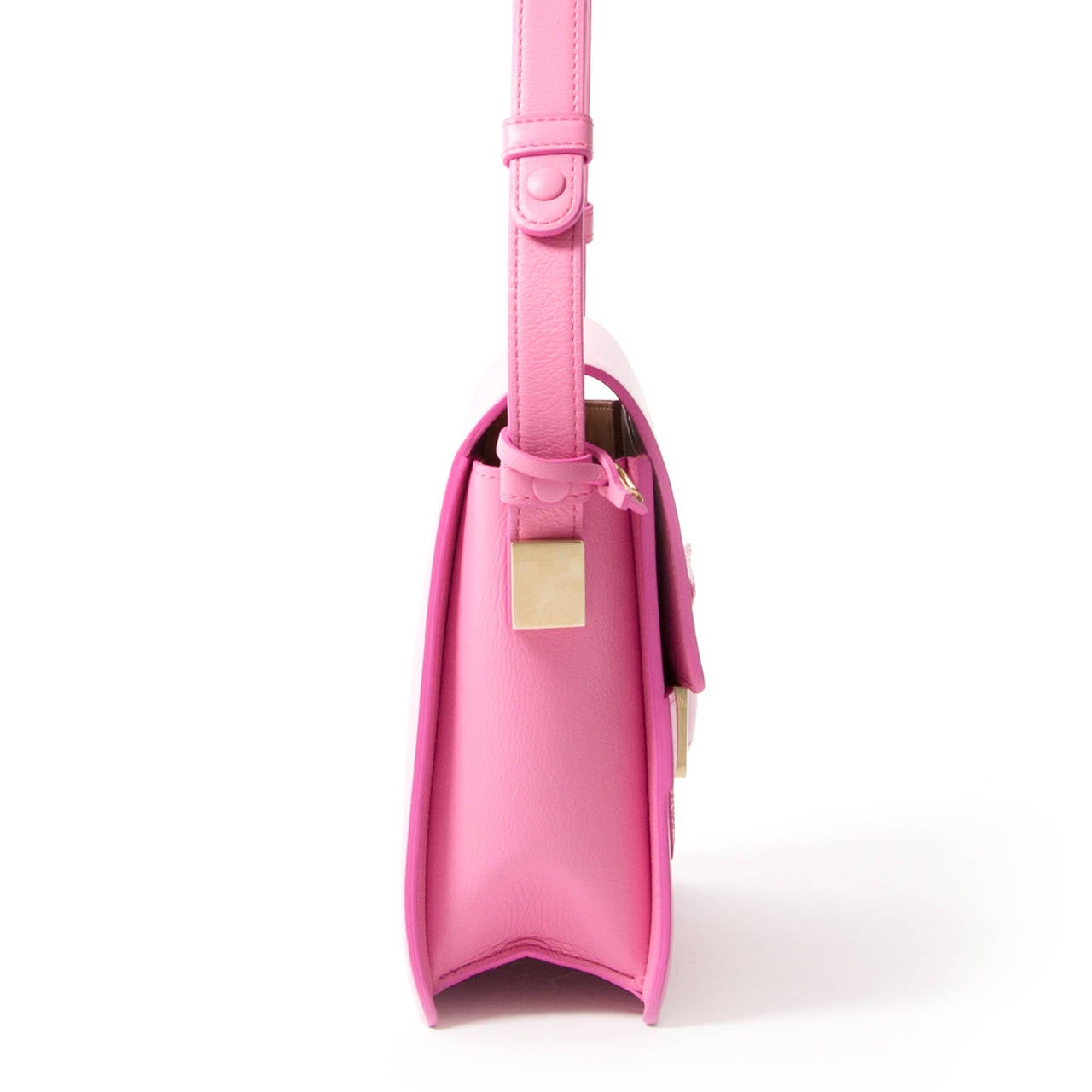 Delvaux Le Madame in beautiful bright pink leather with golden hardware.

Le Madame is a re-edition of a bag that was designed in 1977, which was then called Le Marronnier. The bag has a adjustable strap so you can wear the IT-bag crossbody or