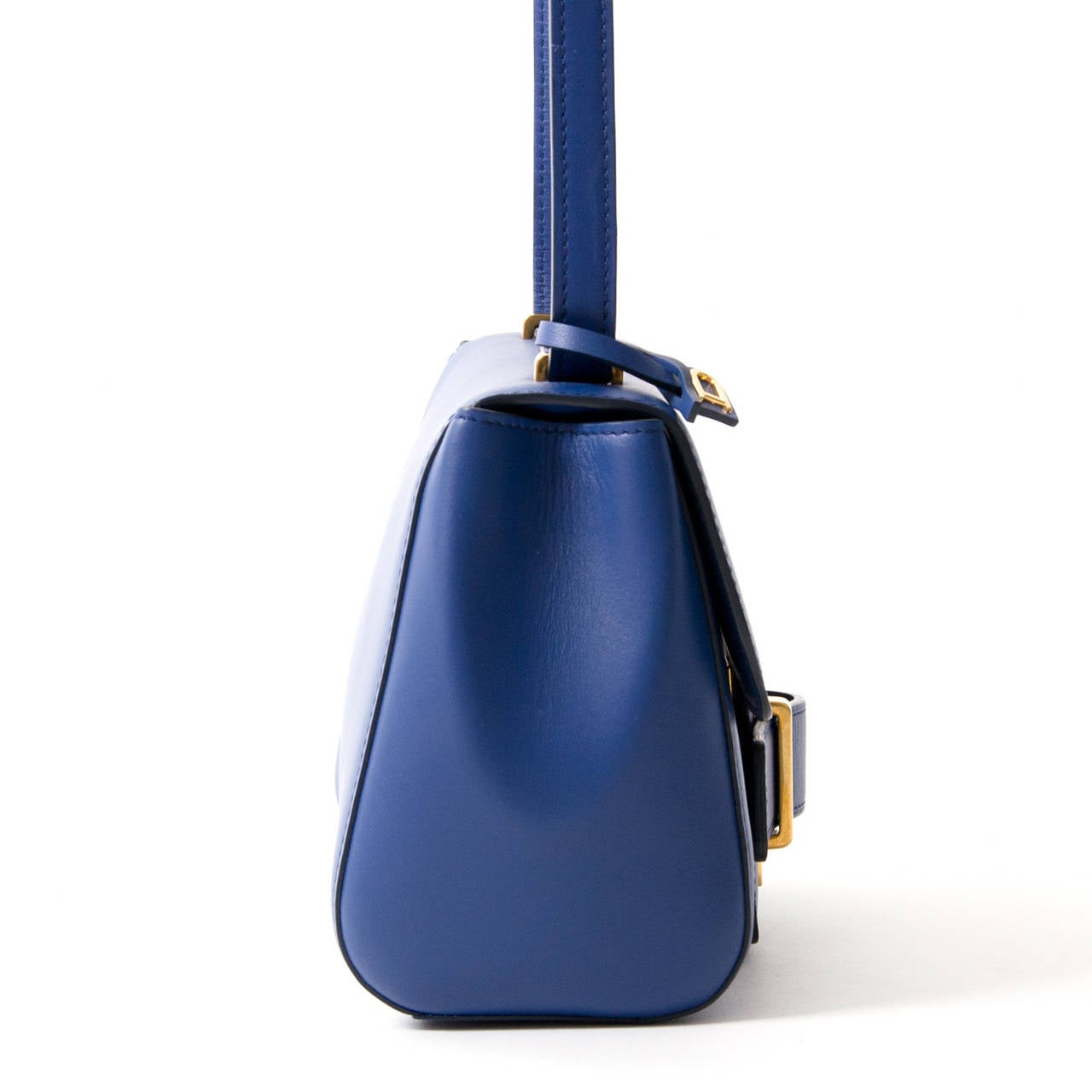 This bag by luxury Belgian leather goods brand Delvaux comes in blue leather and has gold hardware throughout.

Notice the iconic D appliqué. Its unique front fastening is the eyecatcher of this elegant but modern bag. A blue leather shoulder