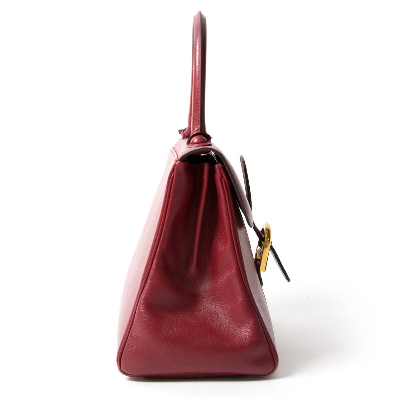 Delvaux Brillant Bordeaux MM with gold hardware in blood red grained calsfkin leather.
This classic satchel from premium Belgium luxury leather goods House Delvaux excels in both style and quality.

Top handle for comfortable and elegant use.