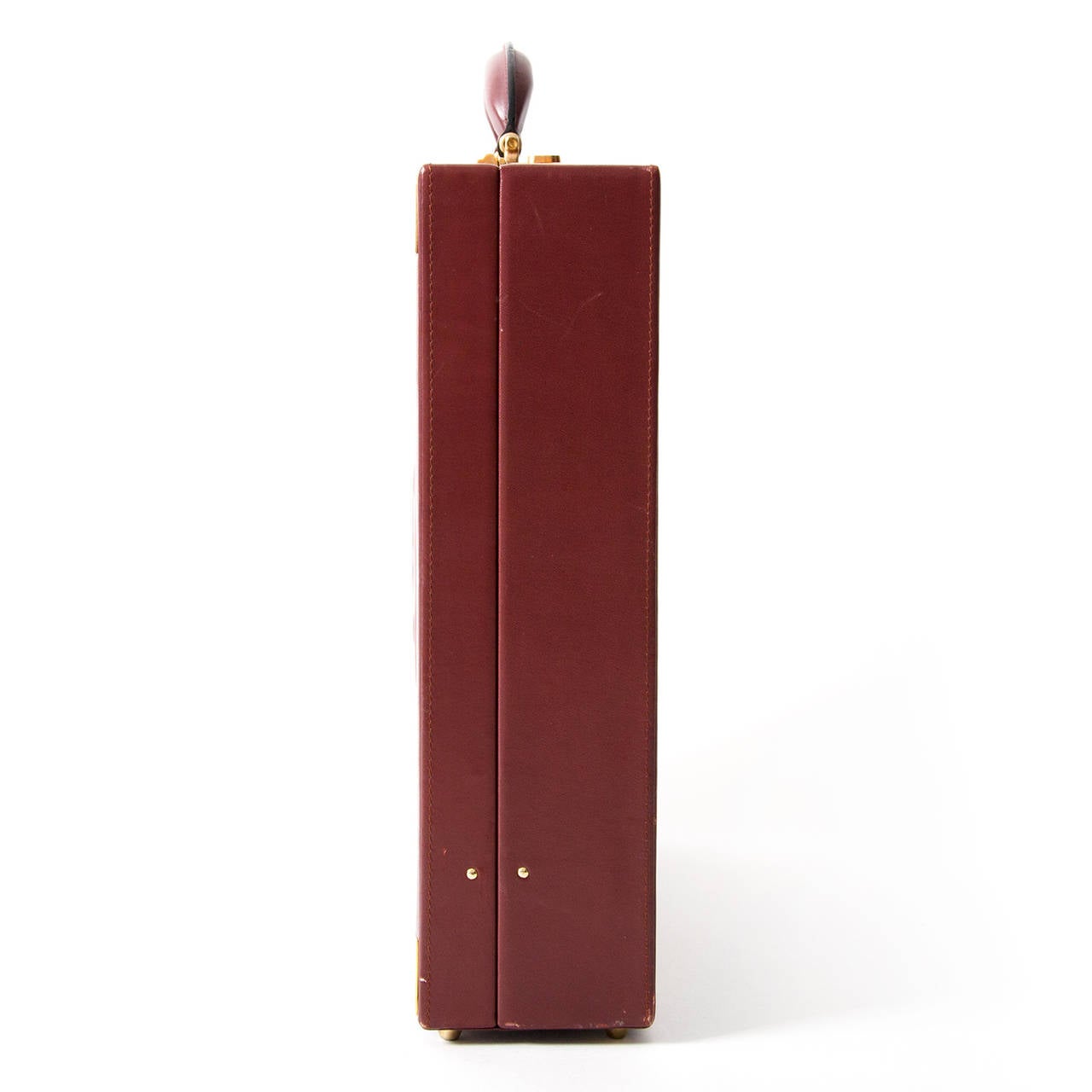 'Les must de Cartier' vintage Cartier briefcase in beautiful burgundy leather.

The front features the cartier logo. Gold details on corners and top handle. Two gold clasp closures with security code.

The inside is lined in burgundy leather as