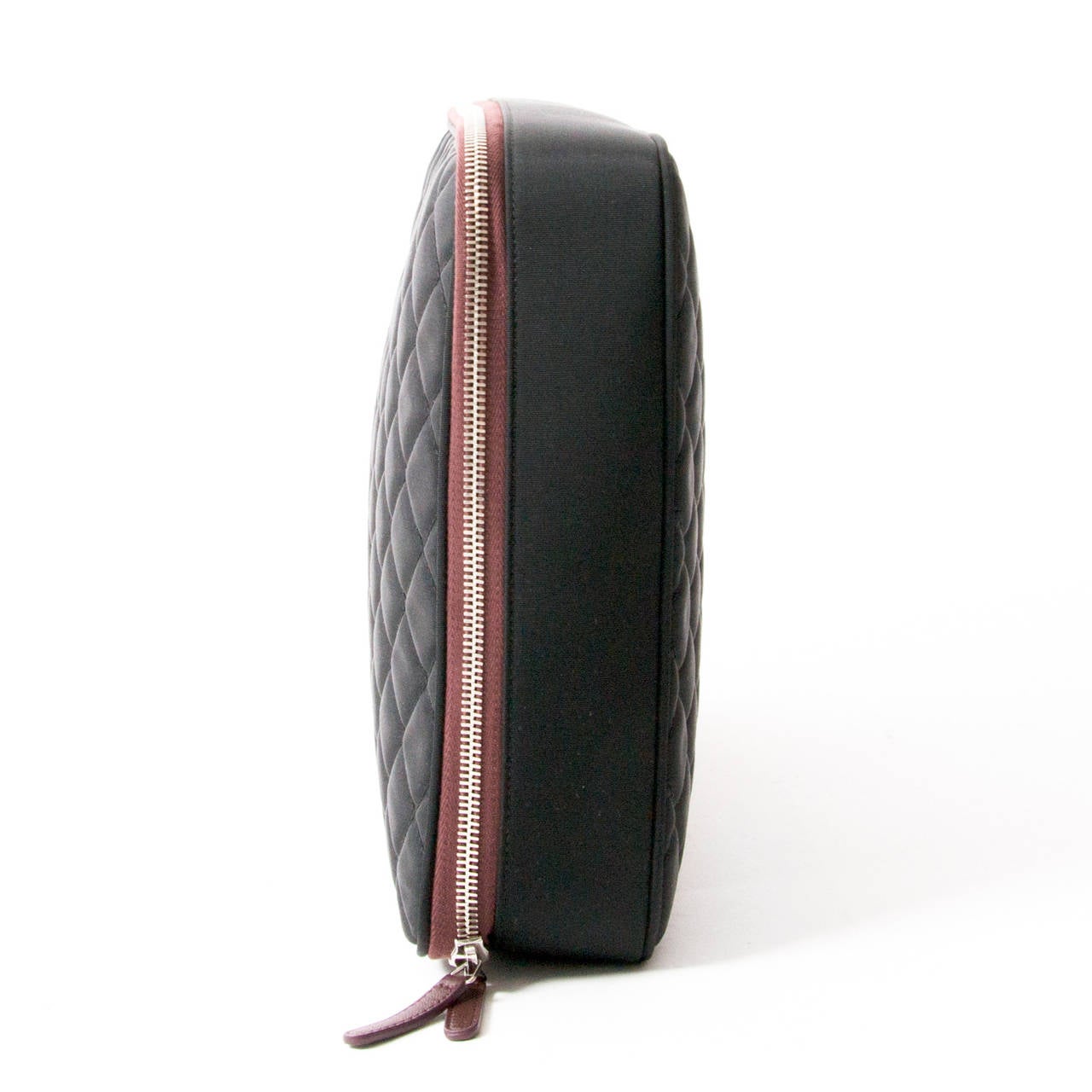Chanel Limited Edition Quilted Laptop Case

This black Chanel laptop case is a fabulous way to transport your laptop in safety.

Made of black quilted nylon with a burgundy trimmed zipper closure. 

The interior features a quilted burgundy