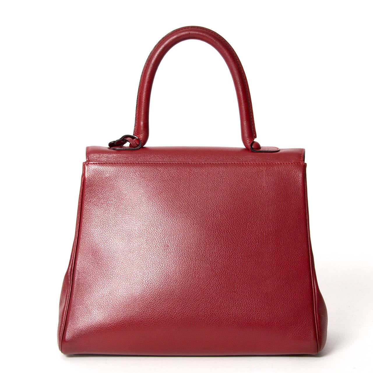 Delvaux Brillant Red / Burgundy MM

 

This beautiful red piece has a golden buckle on the front and four goldplated studs on the bottom of the bag.

The front flap opens to the interior of the bag which features a little zipper pocket.