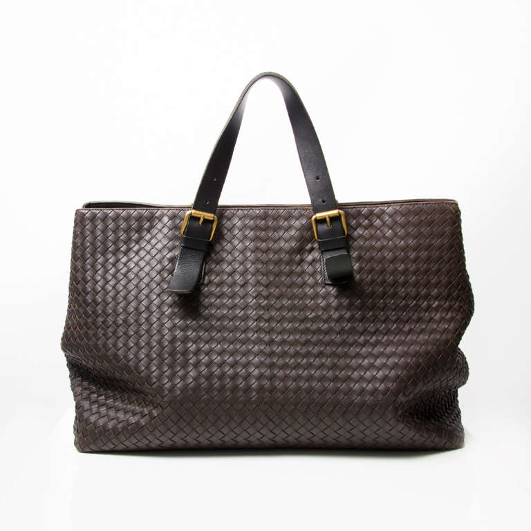 Bottega Veneta large brown woven leather tote bag. Gold brass hardware. Adjustable straps. Push button at the sides. The interior features a zipped pocket, a cellphone holder and a compartment with push button closure.

Comes with the original