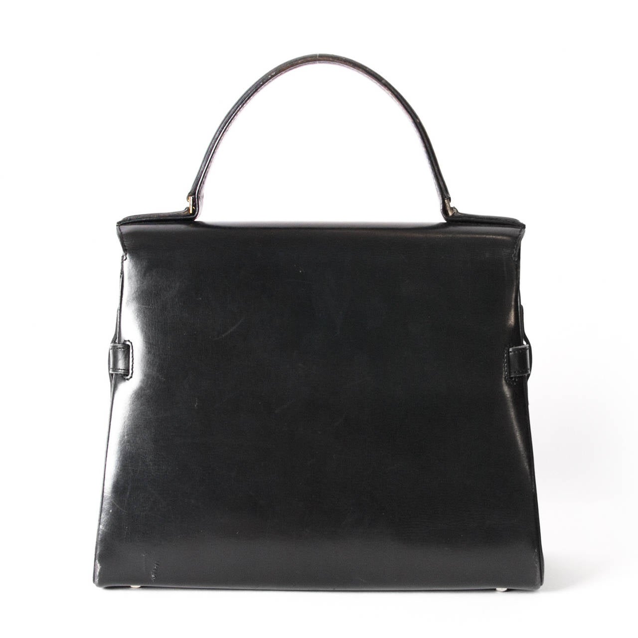 Delvaux Tempete Black

Le Delvaux Tempete is a well-known design.

The bag will add some class to your outfit from the moment you're wearing it.

It features goldtoned hardware and four studs on the bottom for better protection.

Inside