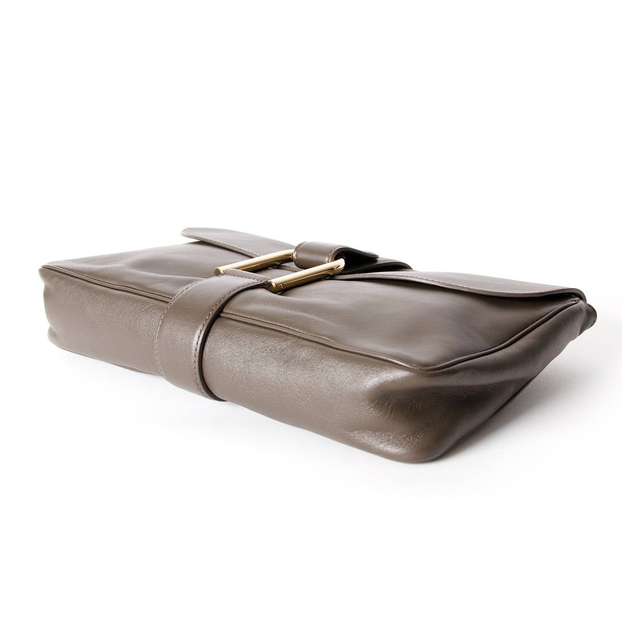 Delvaux Clutch Taupe

The perfect bag for a special occasion.

Goldtone buckle and magnetic closure on the front.

The interior features one compartment with a smaller pocket. 

Comes with pocket mirror.