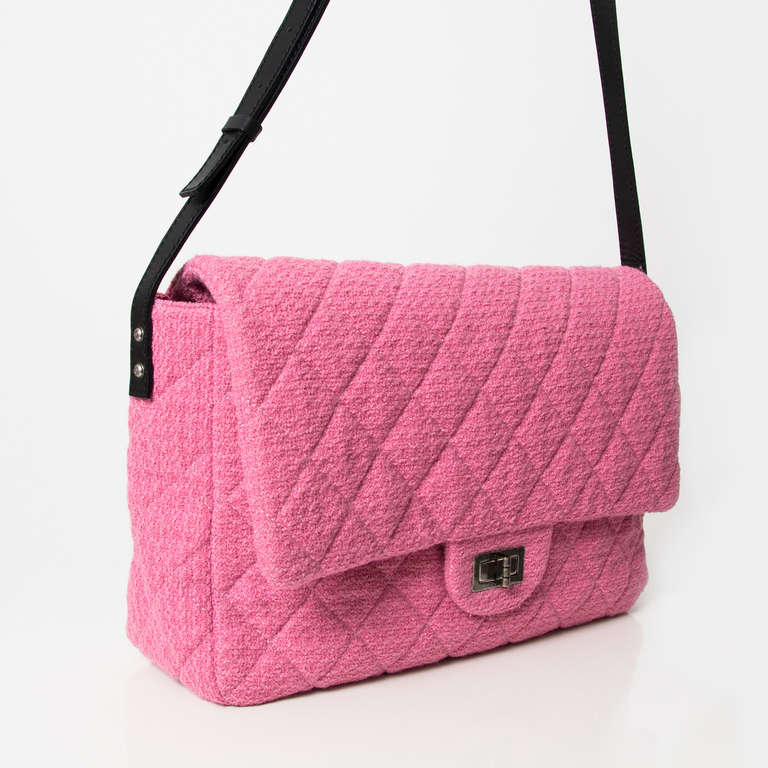 Chanel reissue pink tweed boucle messenger sling bag. Rare piece as it was a seasonal item from F/W 2009. Adjustable leather strap that allows the bag to be worn as a shoulder bag or cross body. Metallic hardware. Twist-lock 