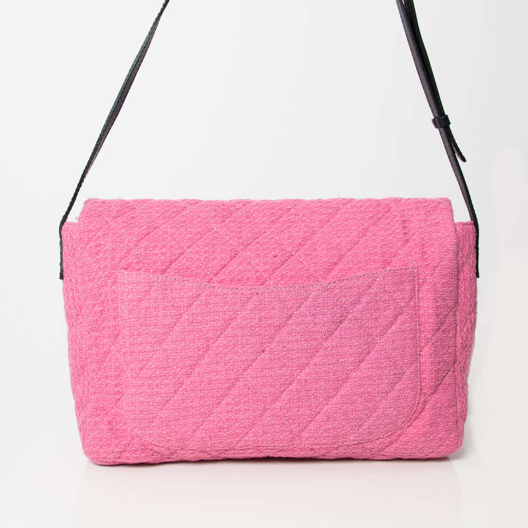 Chanel Rare Reissue Pink Boucle Messenger Bag In Excellent Condition In Antwerp, BE