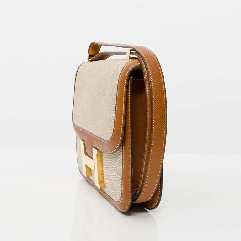 Exquisite and rare Hermes Constance shoulder bag with leather trimming and toile body. 

Leather color: Gold
Gold 'H' Buckle

Dimensions: 24 cm Lenght 18 cm Height 4 cm 

“HERMES PARIS MADE IN FRANCE”