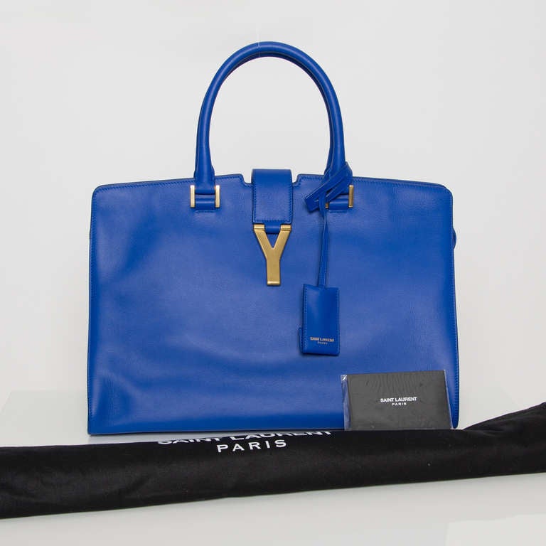 Saint Laurent Classic Cabas Y Blue Leather. Never worn.

TUBULAR TOP HANDLE BAG WITH EXTERNAL LEATHER POUCH WITH ENCLOSED KEY RING.

DIMENSIONS: 36.5 X 25.5 X 18.5 CM