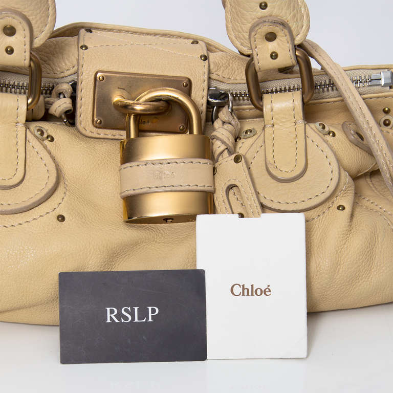 Chloé Metallic Paddington Capsule Satchel.

This trendy Chloe Paddington Capsule shoulder bag is made from nude leather and accented with brass tone hardware.

Lining: Black cotton
Pockets: Interior Zip, Exterior front open
Hardware: