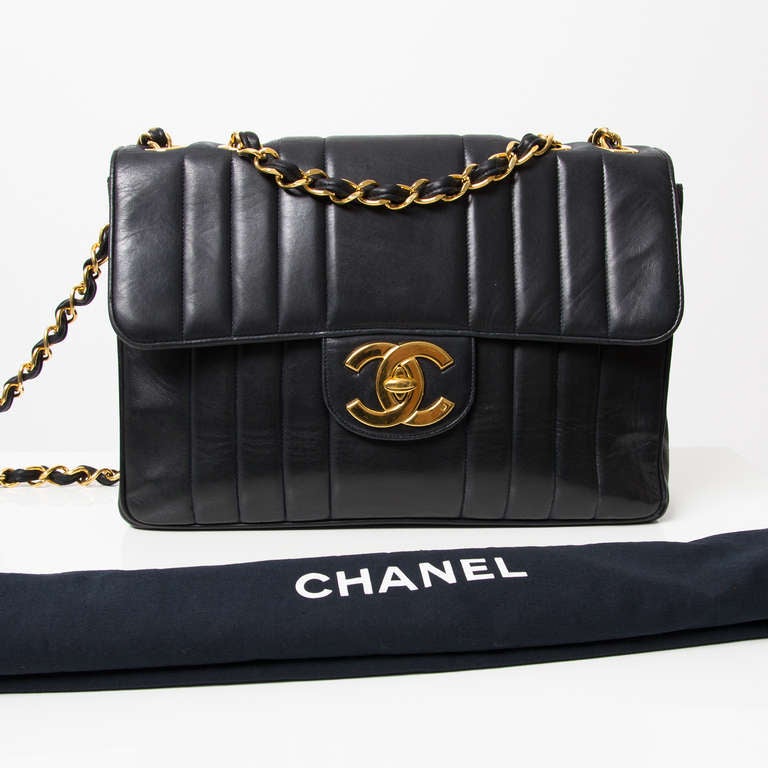 Chanel Black Jumbo Classic Flap Bag In Excellent Condition In Antwerp, BE