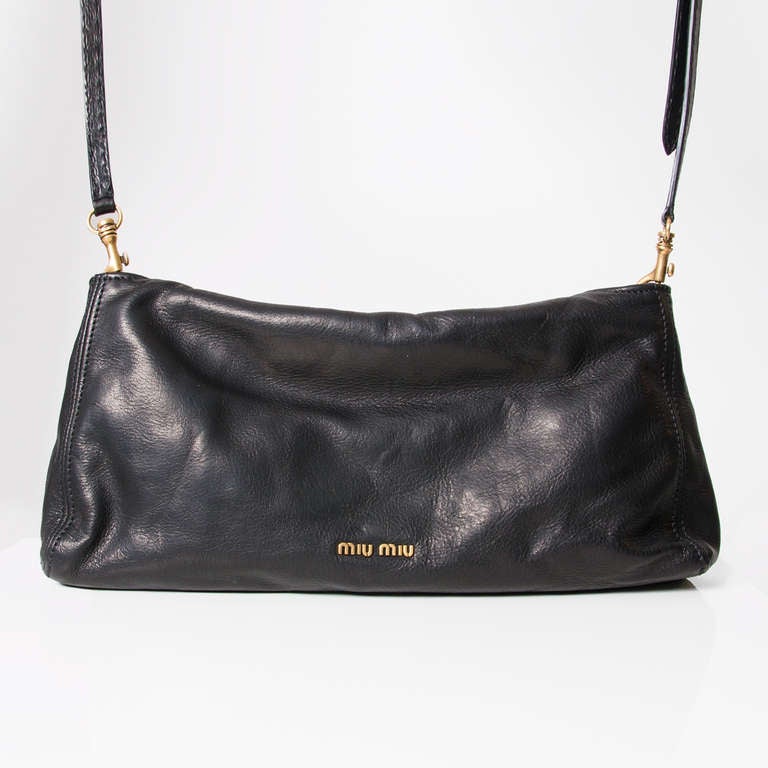 Miu Miu black leather large pochette. Comes with a detachable and adjustable shoulder strap so that the bag can also be worn as a shoulder bag. Twist lock closure. The interior features a zipped pocket.

Comes with the original dust bag and card.