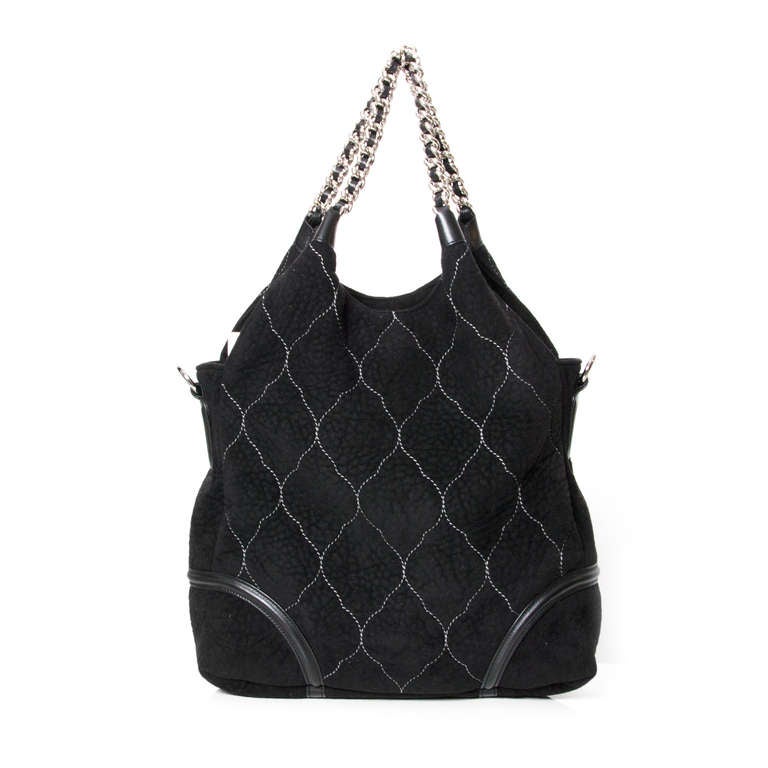 The Chanel Rodeo Drive XL is a black felt tote or shoulder bag with contrasting fishnet stitching.
Silver-tone hardware. 
Lilac grey silk lining. 
Comes with original dustbag. 

Handle drop: 21cm