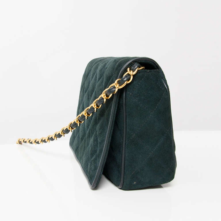 Chanel Green Suede Flap Shoulder Bag In Excellent Condition In Antwerp, BE