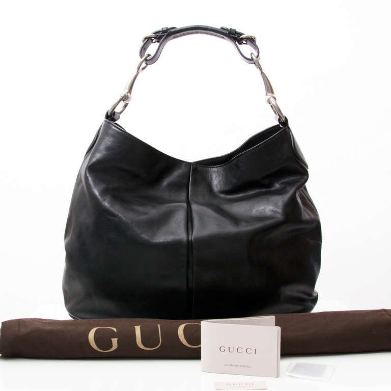 Smooth and slightly shiny Gucci shoulder bag or hobo. With silver-tone horsebit shoulder strap. 

Comes in original dustbag and with  mini leather sample and 'La Cura Del Prodotto' booklet. 

44 x 34 x 15 cm