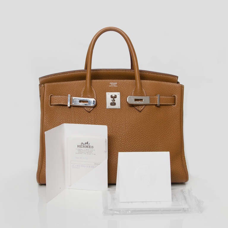 Just the right size! This Gold colored Hermès Birkin Bag measures 30 cm and is made from Togo leather, a quality bullskin leather type with a fine grain and little weight. 

Gold
Togo 
30cm 
PHW 

Blind stamp 'K' in a square. 
Comes with 