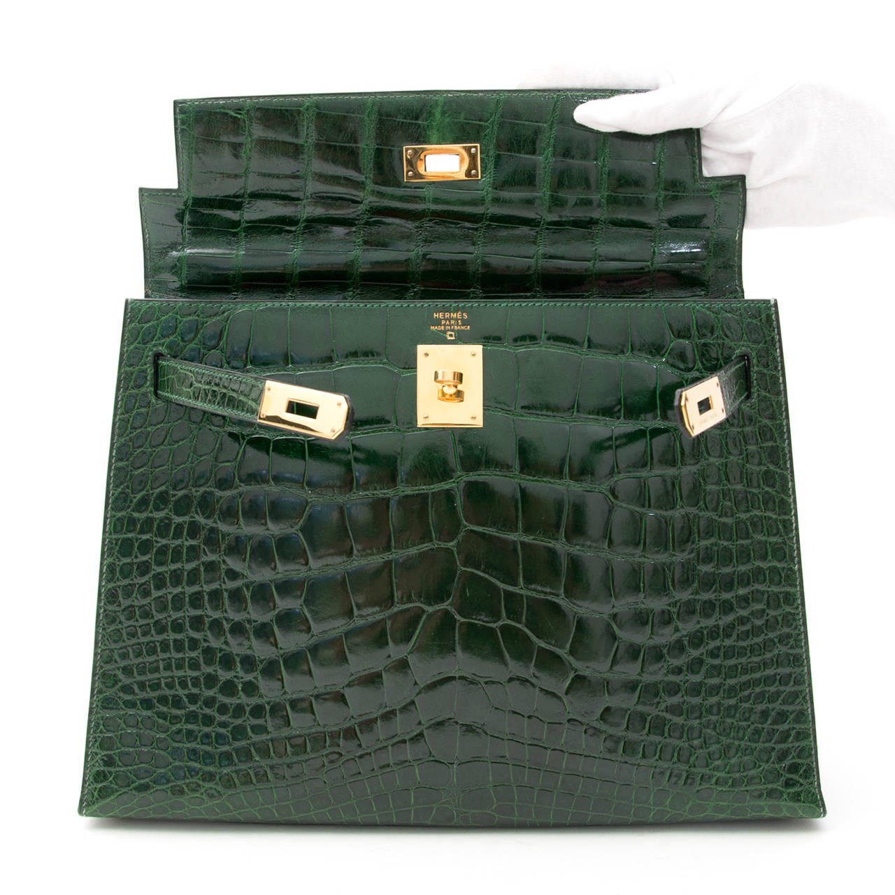 This Authentic Hermès Hermes Kelly Alligator Lisse Vert Emerald is in pristine condition

The streamlined Kelly is always in high demand and is extremely rare and collectible in this beautiful Vert Emerald Alligator version. Finely crafted in
