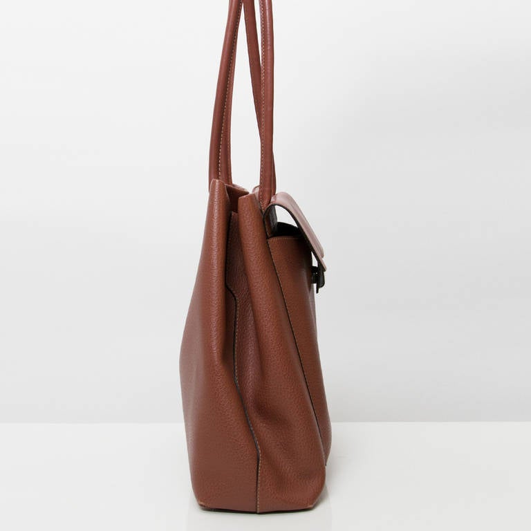 Deux de Delvaux “Le Six Bis” shoulder bag in frégate leather. The color is described as “primerose”. Large pocket in the front with magnetic snap closure. Magnetic snap closure in the middle. The interior features a large leather “D” tag and a clasp
