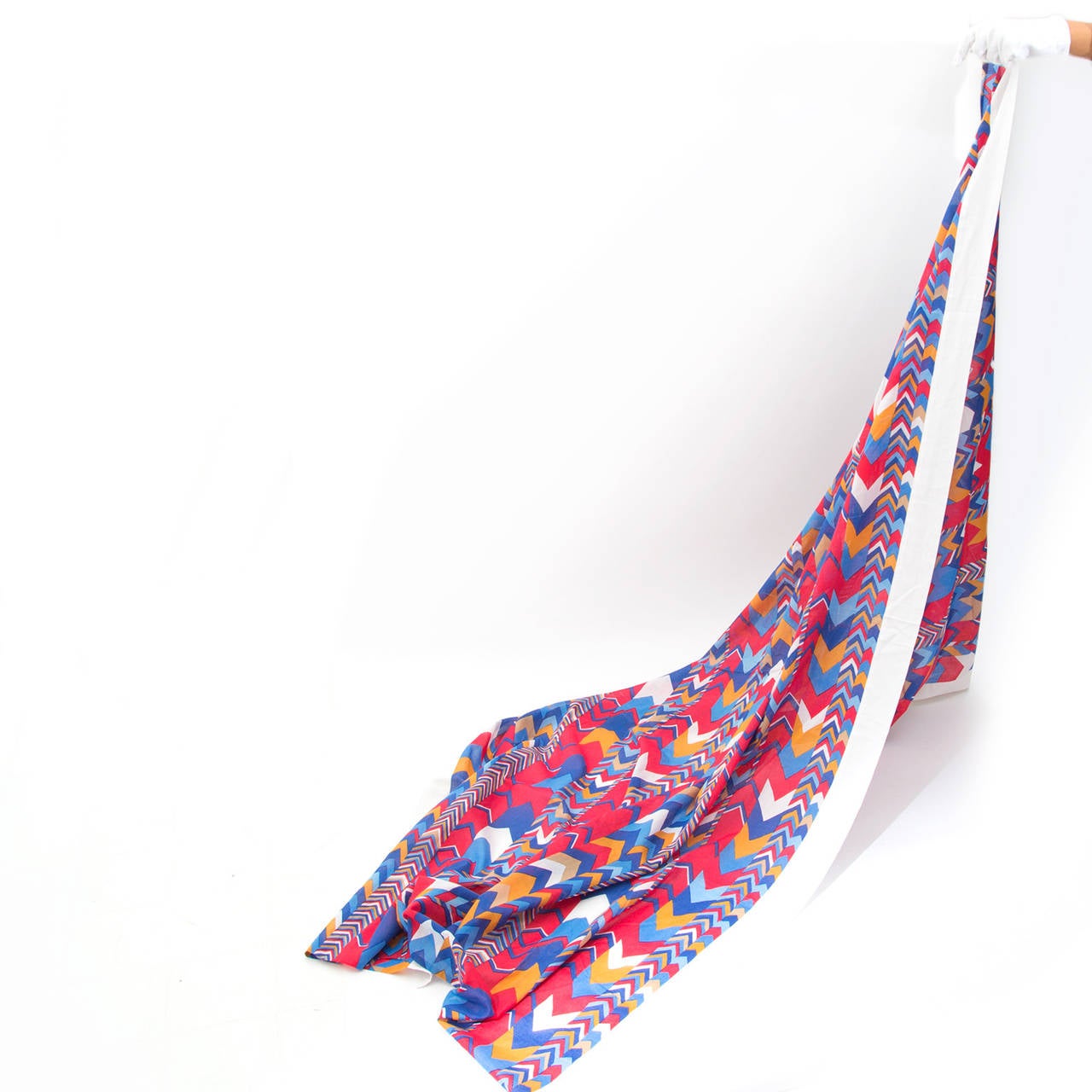 This over-sized cotton scarf/pareo features a  graphic 