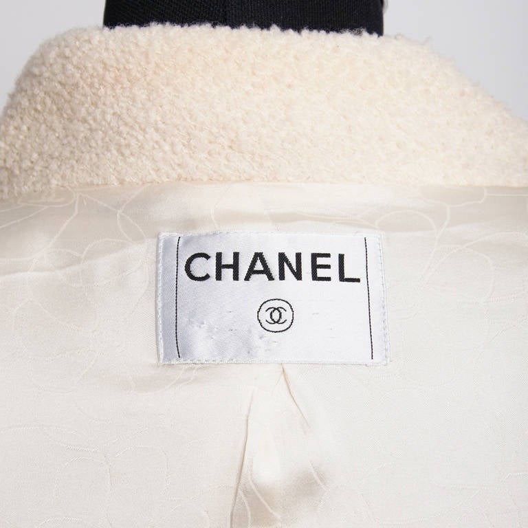 Chanel Cream Bouclé Wool Blazer In Excellent Condition In Antwerp, BE