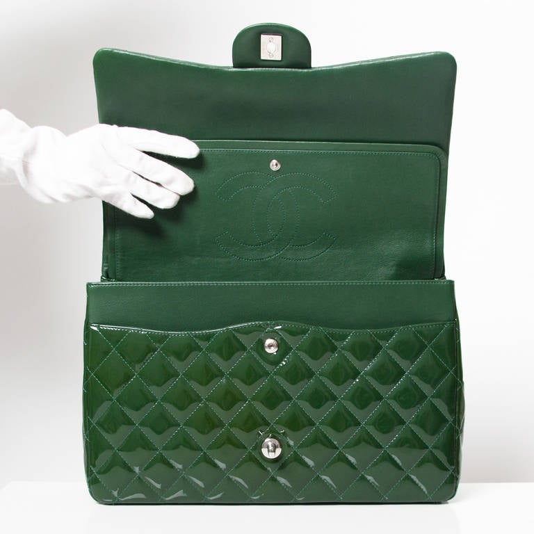 Chanel Emerald Green Quilted Patent Maxi Flap Bag In Excellent Condition In Antwerp, BE