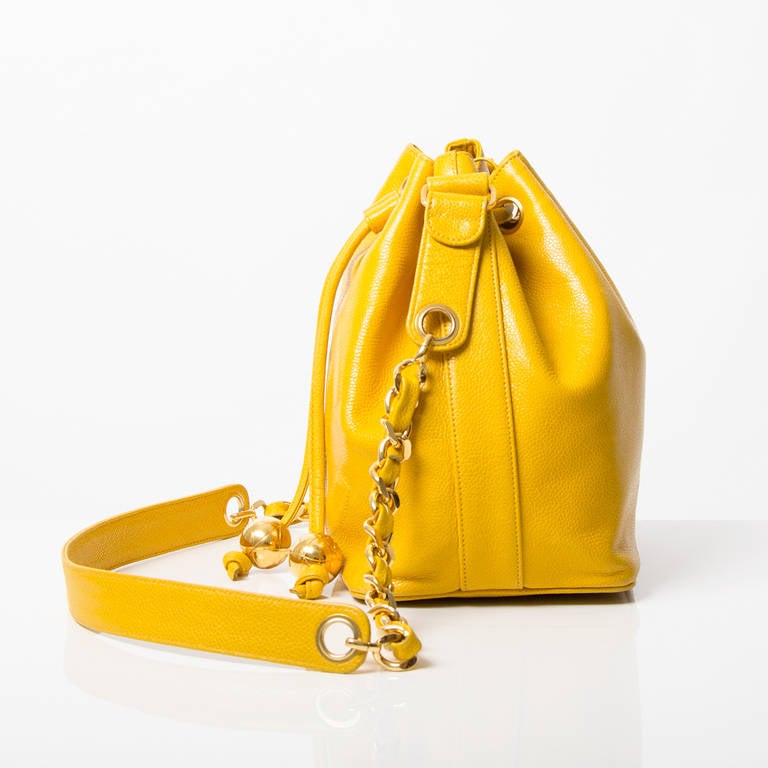 Chanel 90s Bucket Bag Yellow & Gold In Excellent Condition In Antwerp, BE