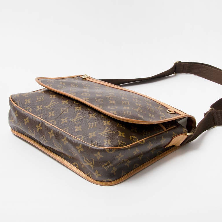 Louis Vuitton Messenger Gm Bosphore.This stylish messenger bag is created of classic Louis Vuitton monogram on toile canvas. The bag features a nylon body strap with vachetta cowhide leather trim, a wide zipper pocket and polished brass hardware.