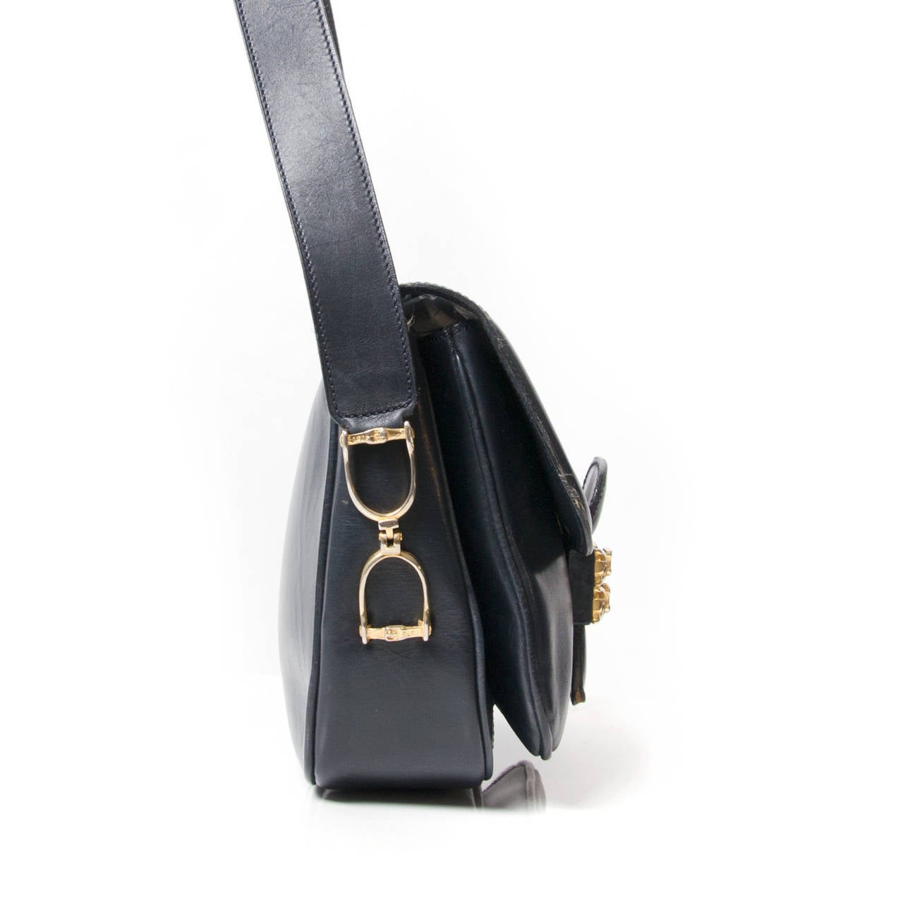 Celine Dark Blue Carriage Buckle Bag.Vintage Delvaux Red 'Tissage Côtelé' Cross Body Bag. Buy and sell authentic secondhand Delvaux bags at the right price at LabelLOV vintage webshop. Safe and secure online shopping. Koop authentieke tweedehands