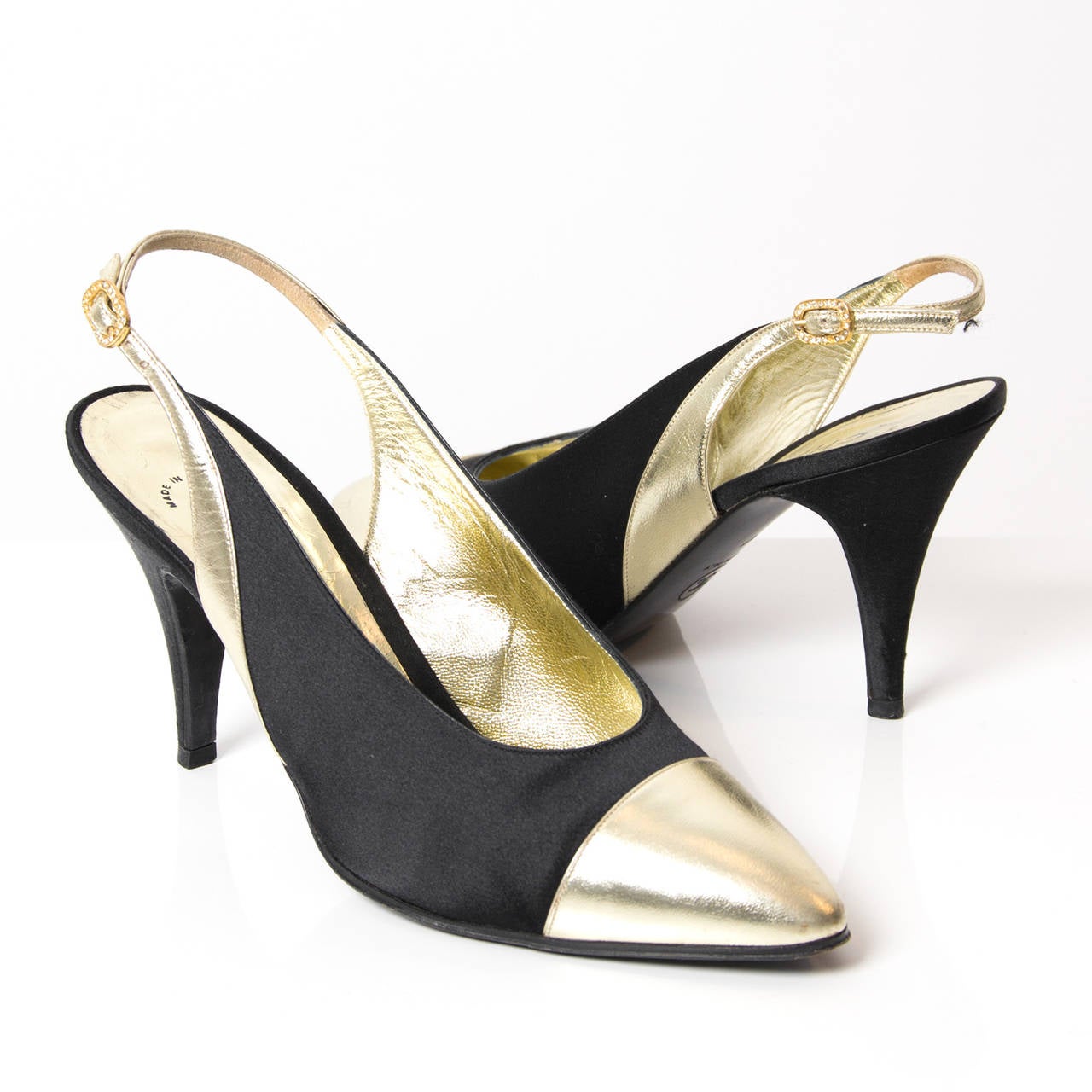 Gold metallic tips and black satin make these Chanel slingbacks the perfect party pumps! 

Heel height 10 cm.