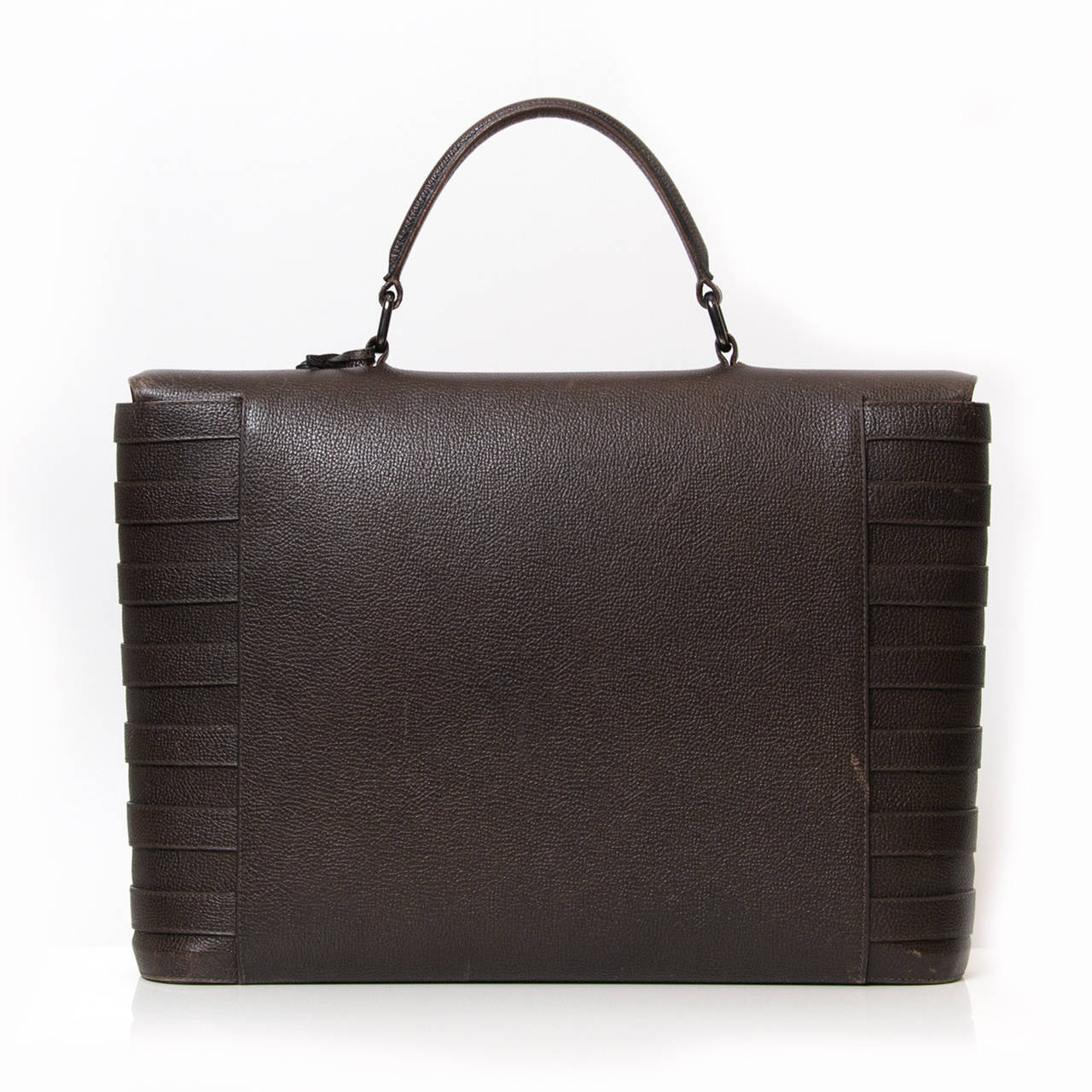 Delvaux Cèdre gm briefcase. 
Magnetic closure, suede interior linning.
