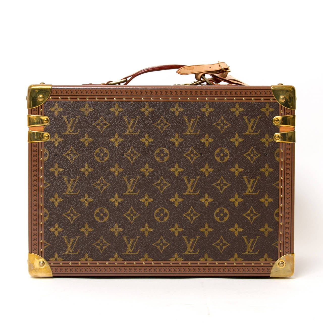 Designed for a variety of uses, this toiletries case in Monogram canvas can also hold jewellery and small products. Its washable interior lining makes it extremely practical.