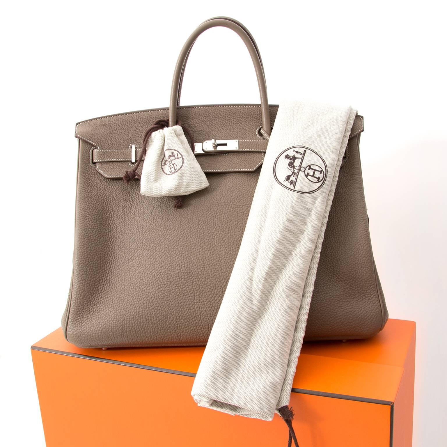 Hermès Birkin bag in timeless warm grey color 'Etoupe' with matching silver-tone Paladium hardware.
Blindstamp 'P' in a suqare, handmade in 2012. 
The Togo leather is soft to the touch and the fine grain gives theh bag a luxurious allure. 
