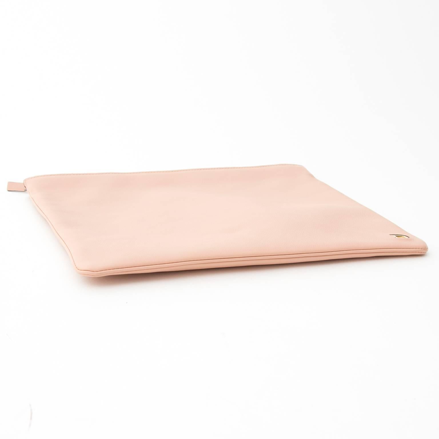 Lovely clutch by Delvaux in soft polo poudré leather.

Easily fits all your essentials for a classic occasion or a night out of town.

 

Comes with dustbag and certificate.