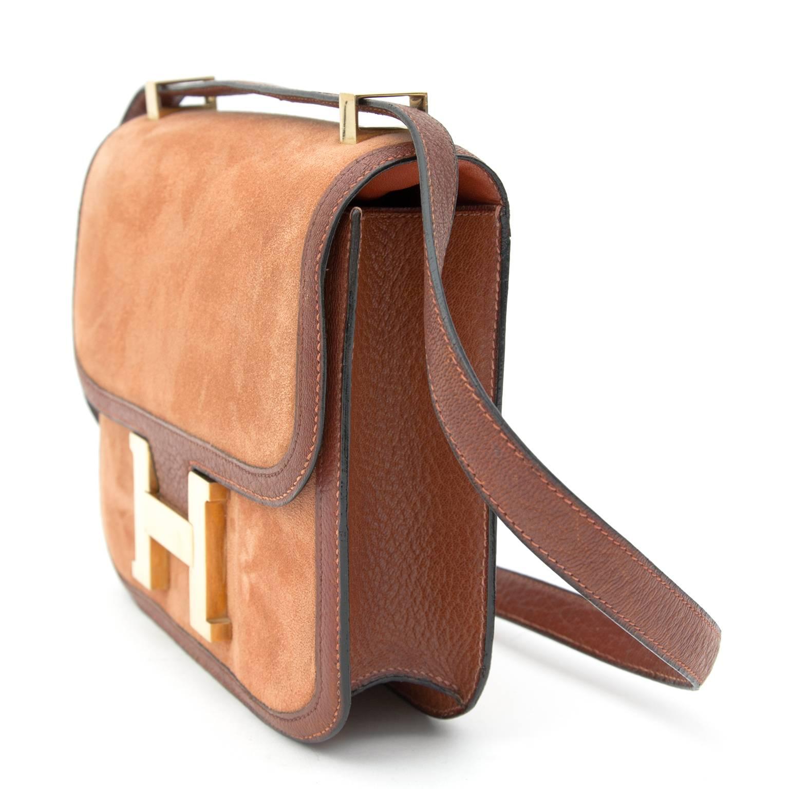Very rare - Limited edition - Hermes Constance Veau Doblis Suede Orange H and Noisette Swift leather 24cm. 
Comfy double strap that is perfect to carry cross body. 
The body of the bag is done in beautiful orange h veau doblis suede and the trim,