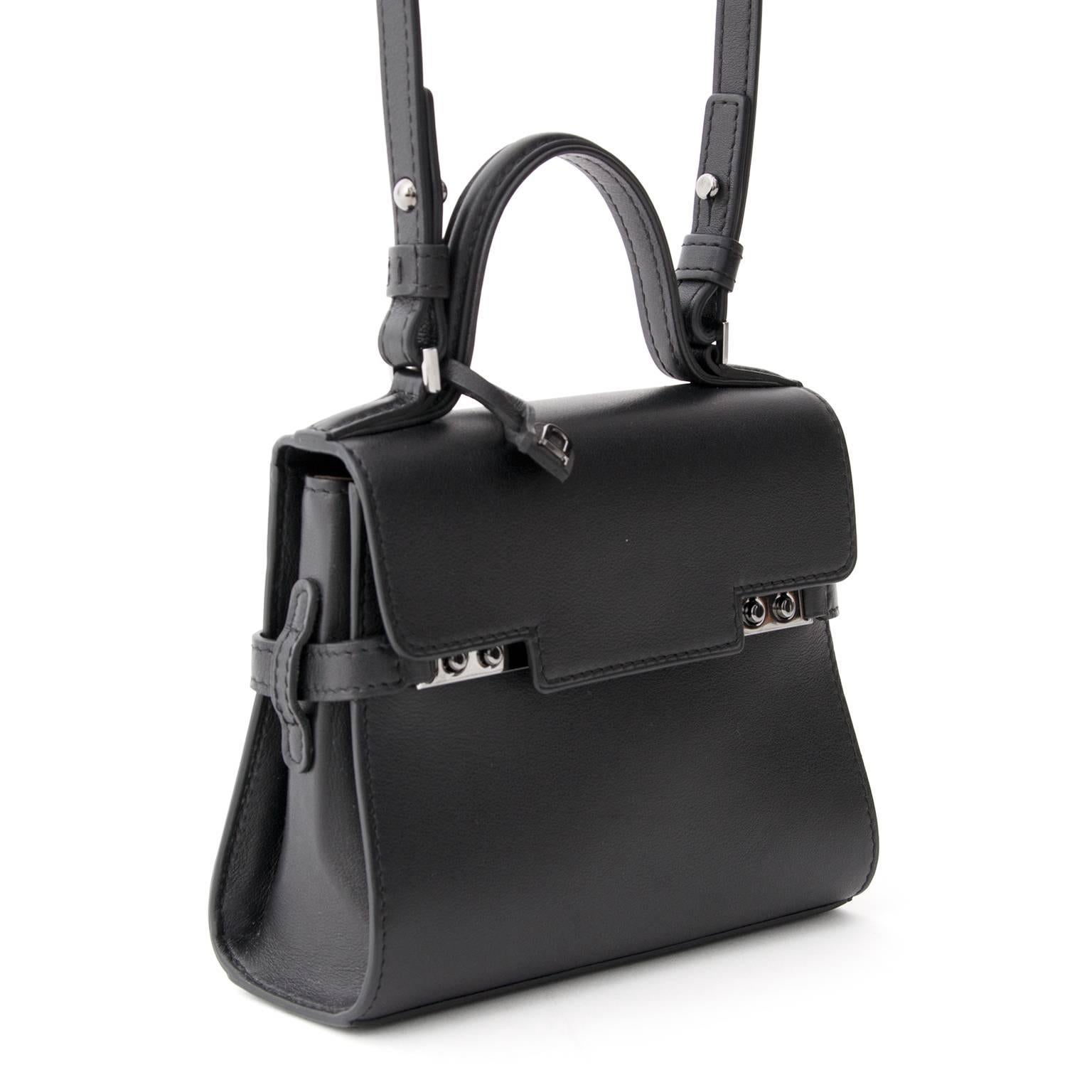 Bolso de asa superior Delvaux Tempête Micro con bandolera, nuevo, comprado en la tienda. 
Hecha a mano en piel de becerro negra con detalles en plata oscura. 
Esta edición tamaño bolso de mano del clásico atemporal Tempête de Delvaux resulta