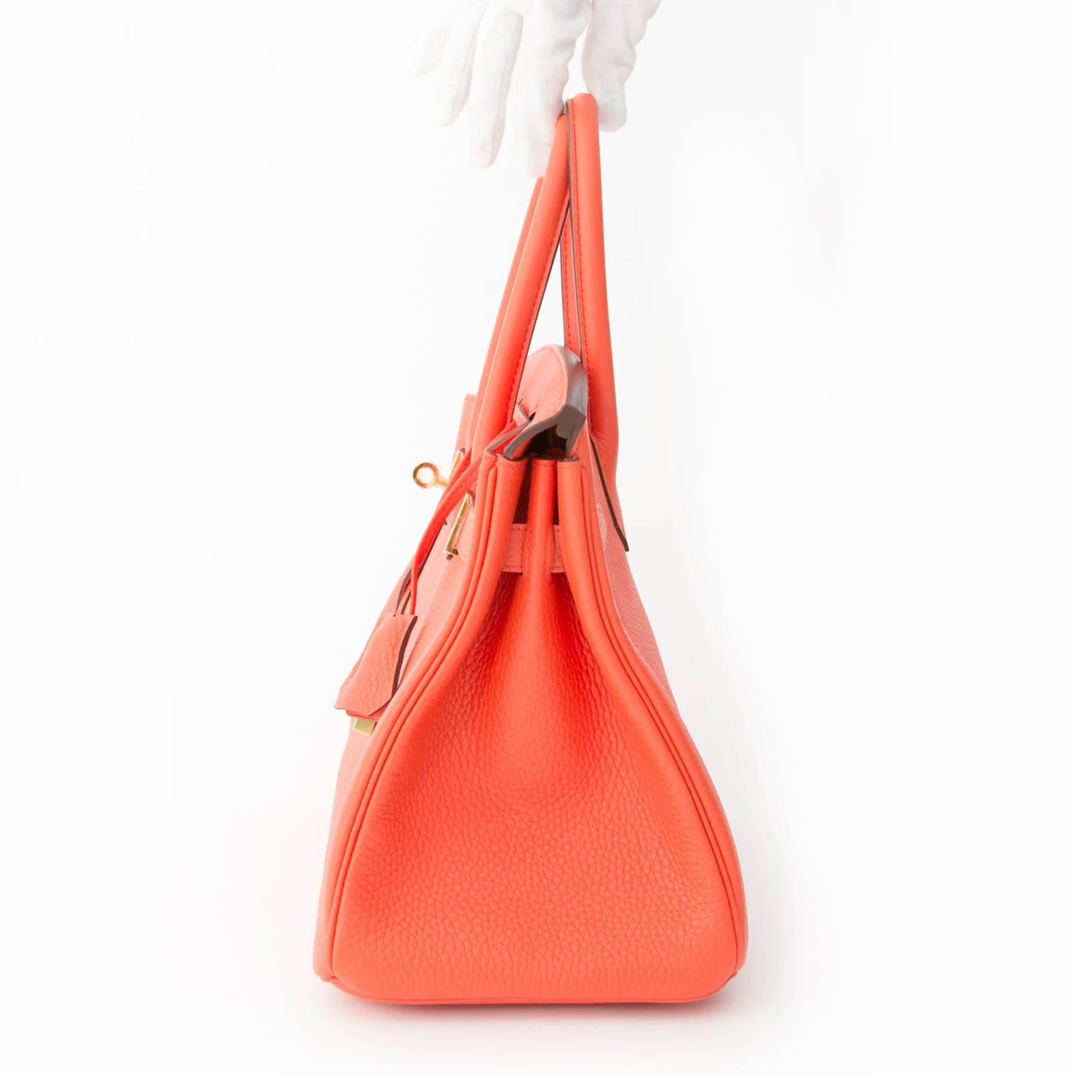 Nuovissima Birkin Hermès in Orange Poppy, un colore arancione brillante con un leggero sottotono rosso. 

La pelle Clemence Torion rimane sempre fedele alla sua forma ed è assolutamente resistente ai graffi. Questa bellissima borsa Birkin nuova di