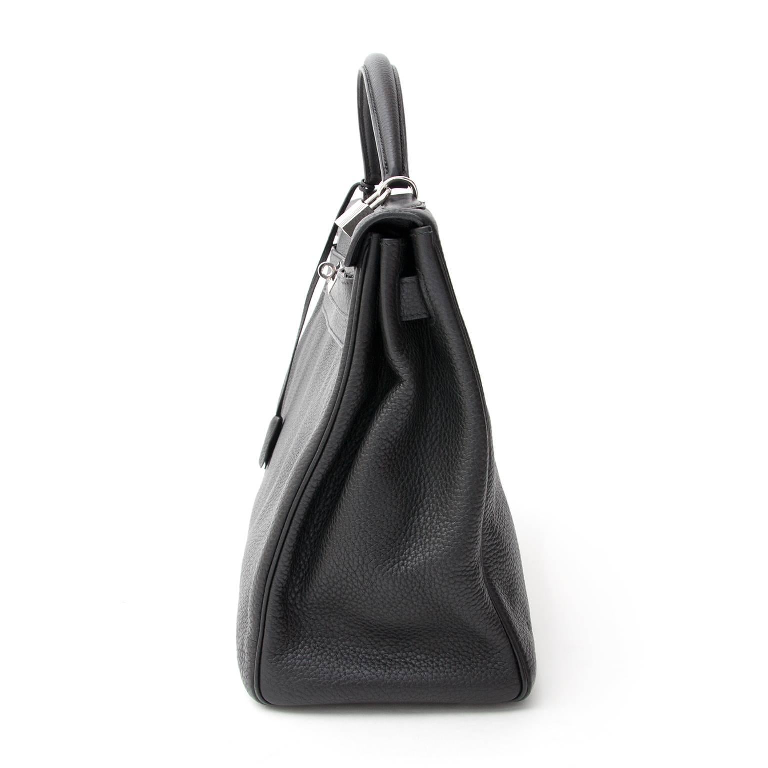 As new Hermes Kelly Black 40 PHW Clemence Taurillon. This Kelly bag is made of clemmence Taurillon leather in timeless black.
This elegant black Kelly bag amps up your casual style.
Every piece of leather and hardware is greatly scrutinized to