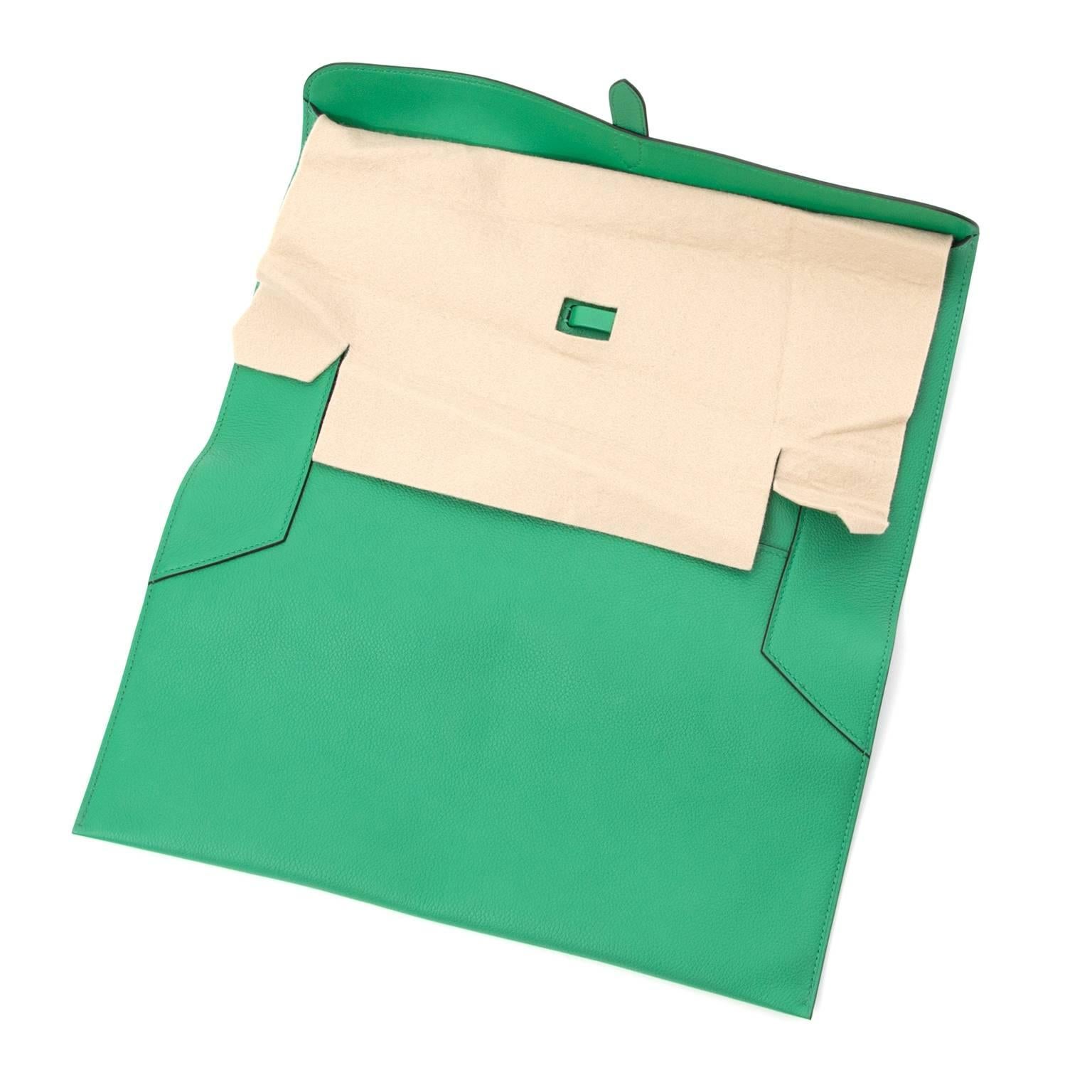 Questa è una ventiquattrore Hermès usata in morbido vitello Togo. Come per tutte le sue borse iconiche, Hermès definisce gli standard con questa Sac à Dépêches. 
Il suo design minimal - la valigetta è composta solo da due grandi scomparti - rafforza