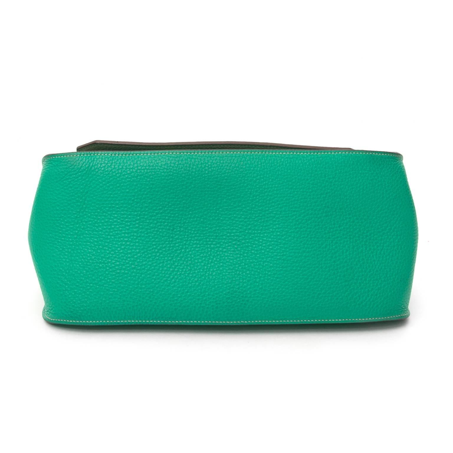 The Hermes Jypsiere Bag is the messenger bag of the iconic Kelly Tote, it’s a reinterpretation. The bag brings you a gorgeous design in a relaxed, comfortable design espacially in this 2 tone edition Bamboo/ Gris Tortoise.

This Hermes shoulder