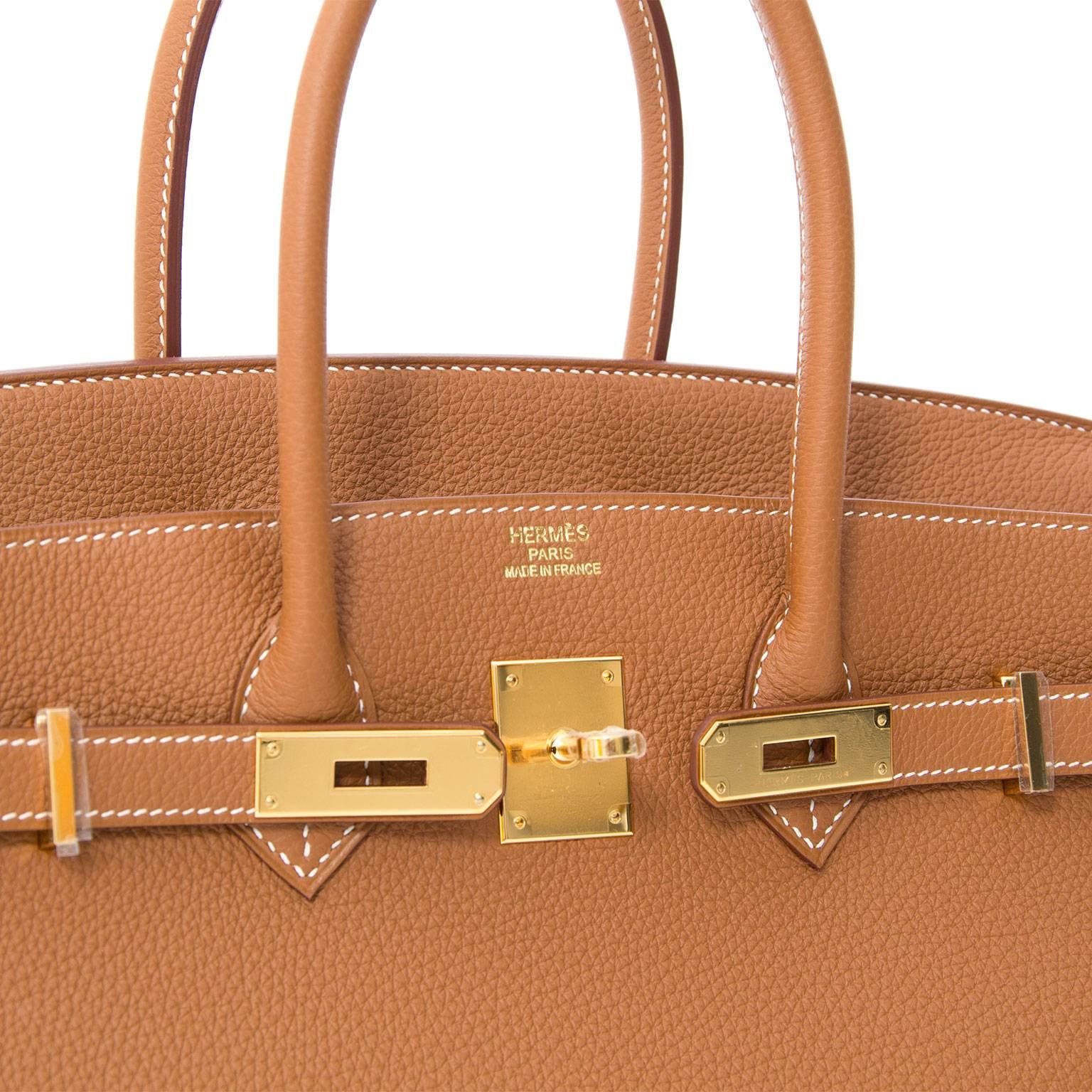 Dies ist eine Hermès Birkin Tasche in der luxuriösen Farbe 'Gold'. Tonale Beschläge und kontrastierende Nähte verleihen dieser Birkin Bag ihre zeitlose Qualität. 

Komplett mit Rechnung:: Box:: Staubbeutel:: Clochette cadenas Schlüsselhalter &