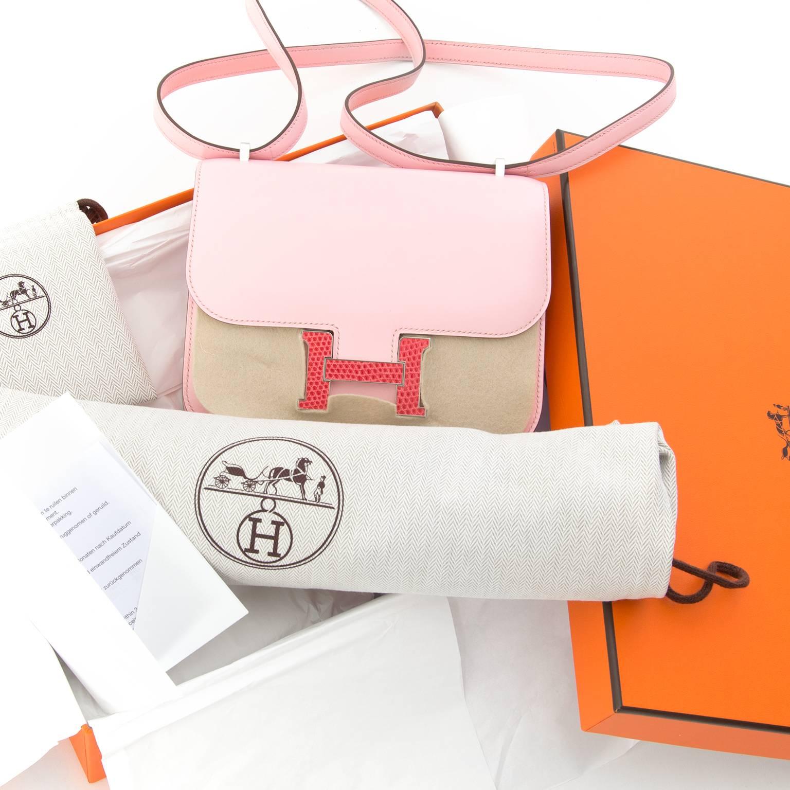 Rara Constance 18cm di Hermes in pelle Rose Sakura Tadelakt e chiusura a scatto 