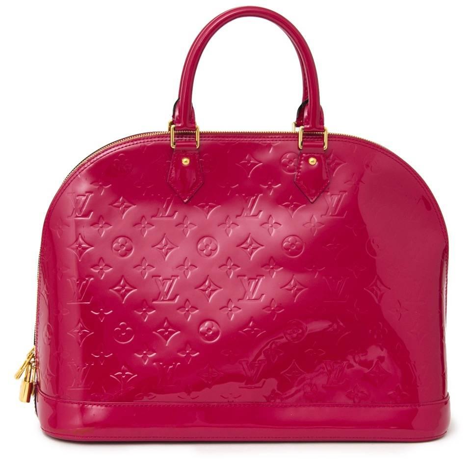 Practical and stylish Louis Vuitton Alma in patent, pink monogram leather. Finished with rolled top handles, Louis Vuitton hanger with key and two slip pockets on the inside. Wide opening provides you to bring all your necessary essentials. Bag