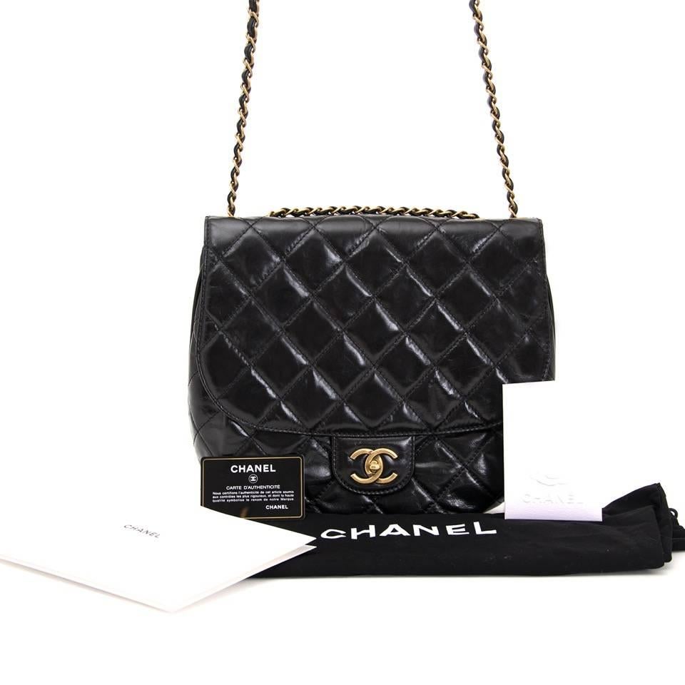 This Chanel flap bag comes in a beautiful black patent lambskin leather. Mark the iconic gold-toned Chanel logo in front of the bag. This Chanel bag is a must-have for every Chanel lover. This beauty can be worn as a shoulder bag, but also