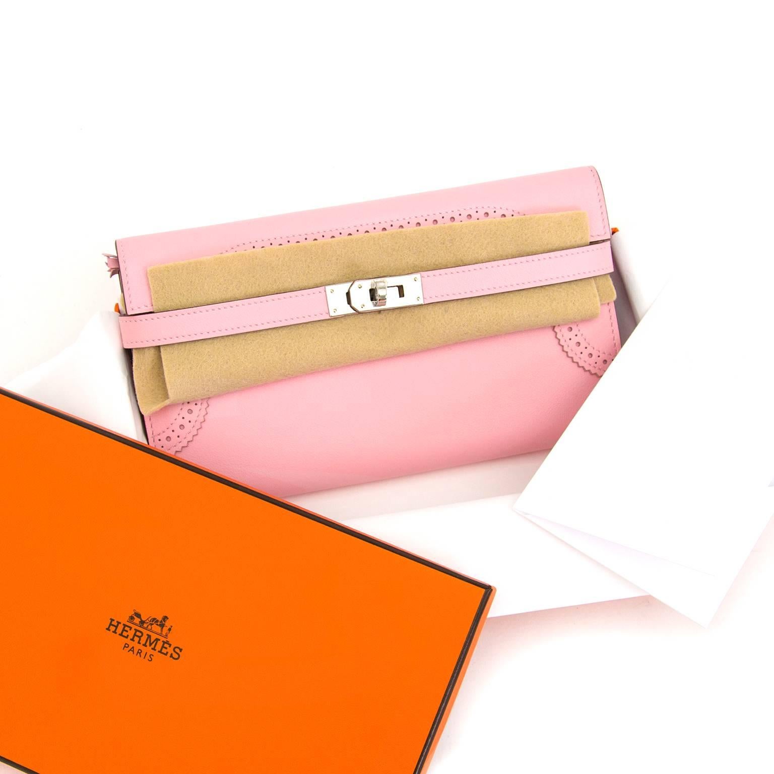 Stunning Hermès wallet. This Kelly wallet is handcrafted from veau swift, dyed in the beatiful 'Rose Classique' color a soft baby pink hue.
STORE FRESH
Comes with:
- original dustbag
- receipt (2016)
- plastics on hardware